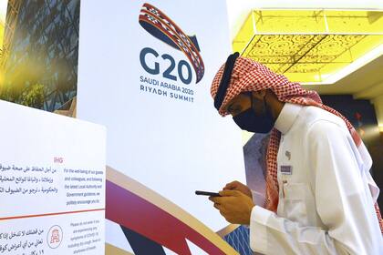 Un hombre saudí revisa su teléfono mientras se llevan a cabo los preparativos de una reunión de ministros de Finanzas y gobernadores de bancos centrales de las naciones del G-20 en Riad