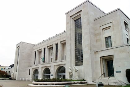 El hombre que se arrojó al vacío sobrevivió a la caída y fue trasladado al Hospital Niguarda