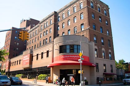 Un hombre se atrincheró en una habitación del hospital y agentes de policía dispararon contra él