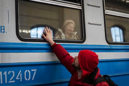 
Un hombre se despide de una niña en un tren en Lviv con destino a Polonia, el martes 22 de marzo de 2022