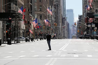 Un hombre se detiene en el medio de la Quinta Avenida, totalmente vacía, para tomarse una selfie