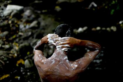 Un hombre se ducha en una de las cascadas del Parque Nacional El Ávila, cerca de Caracas, Venezuela