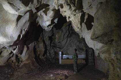 Un hombre se encuentra dentro de la cueva Wanling abandonada cerca de la aldea de Manhaguo en la provincia de Yunnan, en el sur de China, el miércoles 2 de diciembre de 2020