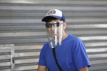 Un hombre se protege del coronavirus en Buenos Aires
