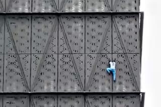 La historia detrás del edificio que trepó el “escalador” que vino de Polonia