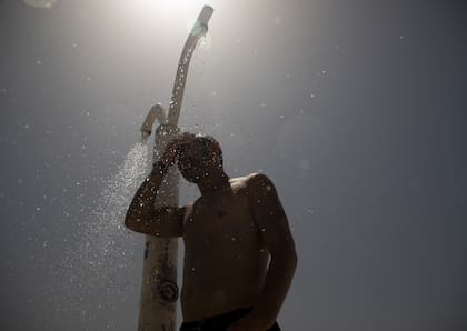 Un hombre se refresca en medio de altas temperaturas en la playa de Arenal, el 18 de julio de 2023, en Palma de Mallorca, España.