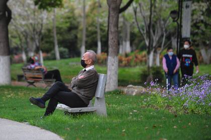 Un hombre se sienta en un banco en un parque en Wuhan, en la provincia central de Hubei, China, el 26 de marzo de 2020