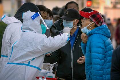 Un hombre se somete a una prueba de detección del COVID-19 en Beijing