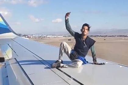 Un hombre se subió al ala de un avión antes de despegar y cayó al asfalto; sufrió lesiones leves y fue arrestado