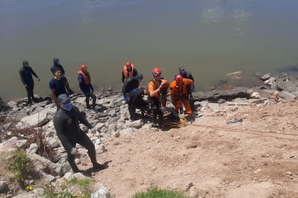 Un hombre se tiró al agua en la Costanera Norte y murió