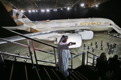 Un hombre se toma una selfie frente a un nuevo Etihad Airways A380 en Abu Dhabi, Emiratos Árabes Unidos