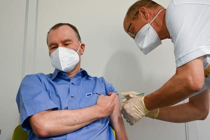 Un hombre se vacuna en Alemania
