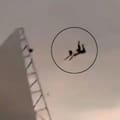El momento en que un hombre sale volando durante un fuerte temporal en India