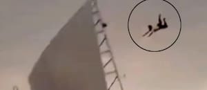 El momento en que un hombre sale volando durante un fuerte temporal en India