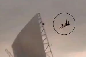 El momento en que un hombre sale volando durante un fuerte temporal en India