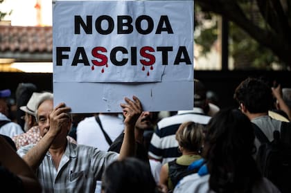 Un hombre sosteniendo un cartel que dice "Noboa Fascista" protesta afuera de la embajada ecuatoriana en la Ciudad de México el 6 de abril de 2024.