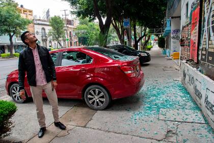 Un auto dañado por la caída de cristales desde un edificio, en la ciudad de México