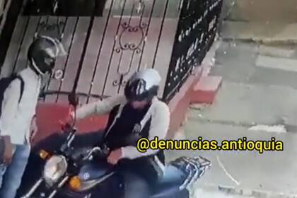 Un hombre sufrió dos robos en menos de un minuto y quedó todo grabado (Captura video)