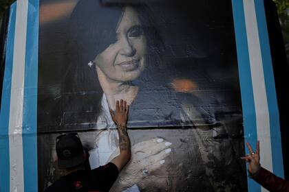 Un hombre toca una foto de la vicepresidenta argentina Cristina Fernández de Kirchner cerca de la Plaza de Mayo durante el Día de la Lealtad Peronista, el 17 de octubre de 2022