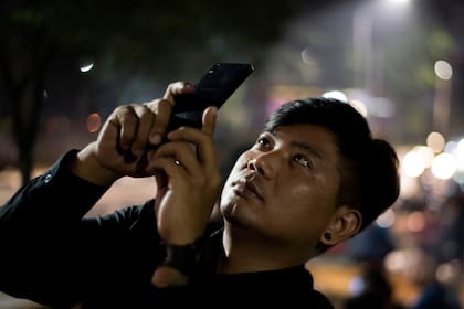Un hombre toma fotos de la "Luna de Sangre" en Yakarta, Indonesia