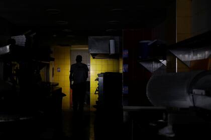 (ARCHIVO) Venezuela vive una década de crisis energética, en la que han debido racionar el consumo.