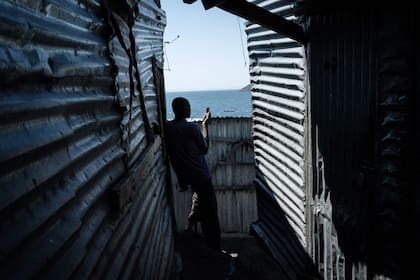 Un hombre busca señal para su teléfono móvil