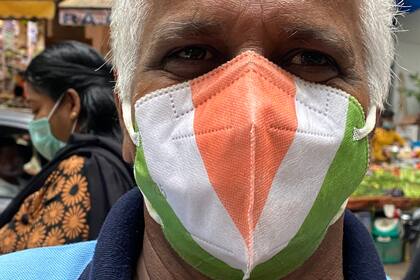 Un hombre usa una mascarilla como medida preventiva contra la propagación del coronavirus en Nueva Delhi el 30 de agosto de 2020
