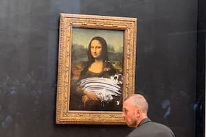 Un hombre le arrojó una torta a la Mona Lisa en el Museo del Louvre