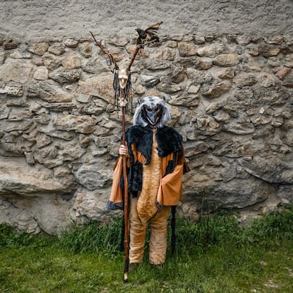 Un hombre vestido como un Harramacho un personaje tradicional del carnabal de Navalacruz antes del festival tradicional en el pequeño pueblo de Casavieja