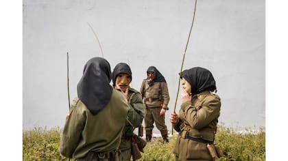 Habitantes del pueblo de San Pedro Bernardo vistiendo la tradicional máscara de Machurrero durante un festival de diferentes pueblos y personajes en el pequeño pueblo de Casavieja