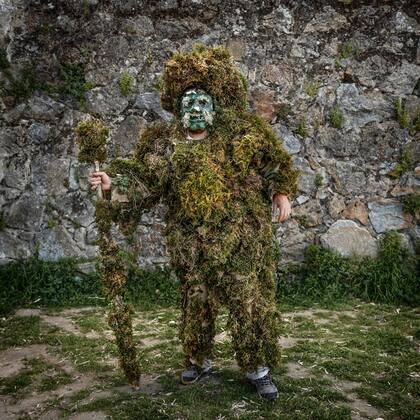 Un hombre vestido como un Trapajon, que representa una entidad natural antes del festival tradicional en el pequeño pueblo de Casavieja, España