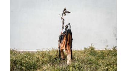 Un hombre vestido como un Harramacho, un personaje tradicional del Carnaval de Navalacruz durante el tradicional desfile de máscaras en el pequeño pueblo de Casavieja