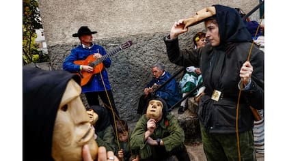 Habitantes de Pedro Bernardo con la tradicional máscara y traje de Machurrero después del desfile de diferentes pueblos y personajes en el pequeño pueblo de Casavieja