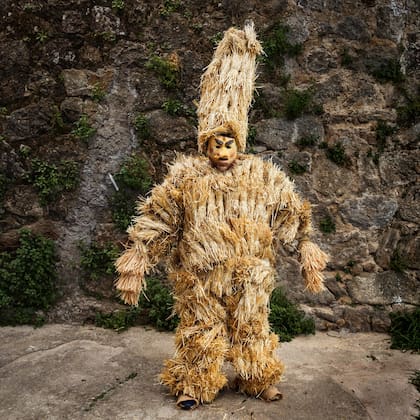 Un hombre vestido como un Trapajon, que representa una entidad natural antes del festival tradicional en el pequeño pueblo de Casavieja, España