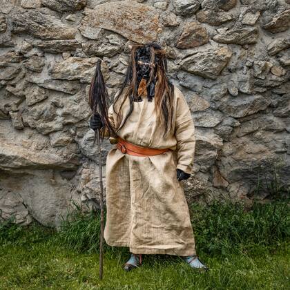 Un hombre vestido como un Harramacho un personaje tradicional del carnabal de Navalacruz antes del festival tradicional en el pequeño pueblo de Casavieja