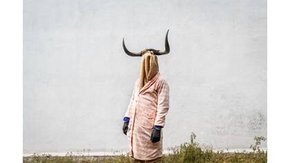 Un hombre disfrazado de Tora durante el carnaval de máscaras en el pequeño pueblo de Casavieja