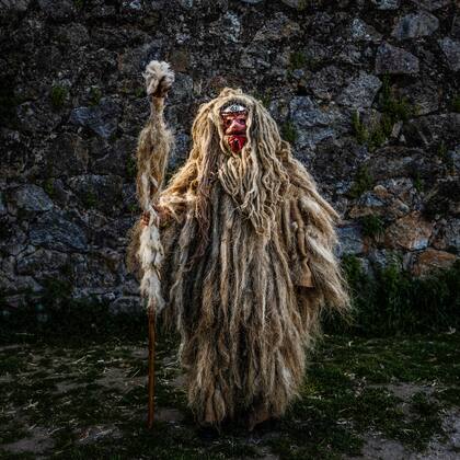 Un hombre vestido como un Trapajon, que representa una entidad natural antes del festival tradicional en el pequeño pueblo de Casavieja, España