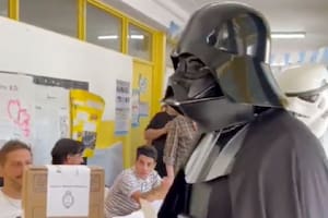 Un hombre vestido de Darth Vader ejerció su derecho al voto en una escuela primaria del barrio Chateau Carreras, provincia de Córdoba