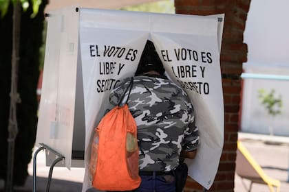 Un hombre vota durante las elecciones del Estado de México en Texcoco, México, el domingo 4 de abril de 2023. (AP Foto/Eduardo Verdugo)
