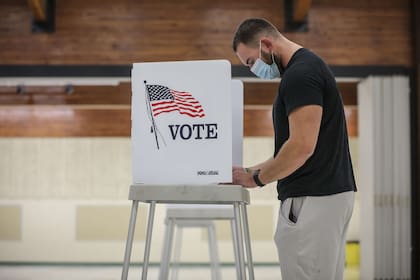 Un hombre vota en Golden, Colorado