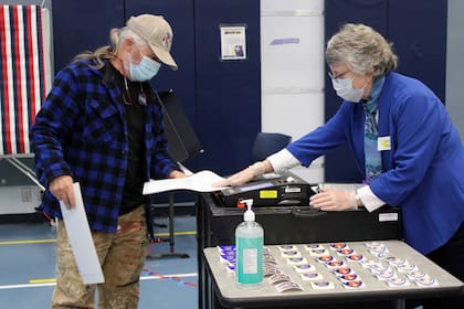 Un hombre vota en Juneau, Alaska