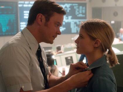 Michael Dorman y Sarah Jones, una dupla muy atractiva para la ambiciosa producción de Ron Moore