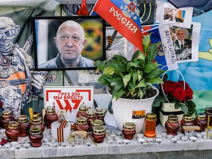 Un homenaje improvisado para Yevgeny Prigozhin, el jefe del grupo mercenario Wagner que murió en un accidente aéreo en Rusia, en Moscú el 27 de agosto de 2023
