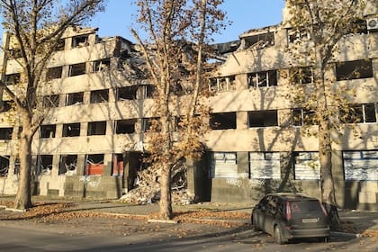 Un hotel cerrado, afectado por bombardeos
