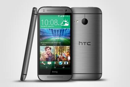 Un HTC One Mini 2; mantiene el cuerpo de metal y los parlantes delanteros, pero pierde la doble cámara