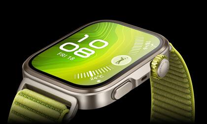 Un Huawei Watch Fit 4 Pro con cuerpo de titanio y cristal de zafiro