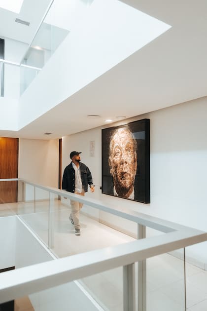 Un huésped contempla uno de los dos Borges.