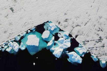Un iceberg flota en un fiordo cerca de la ciudad de Tasiilaq, Groenlandia