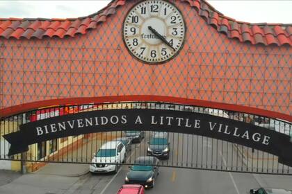 Un icónico arco con la frase "Bienvenidos a La Villita" recibe a los visitantes en la entrada de la calle 26