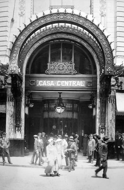 Un ícono aún en pie: la entrada principal de Gath y Chaves hacia 1915.